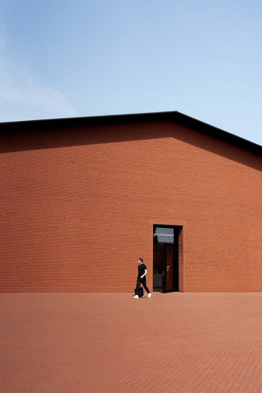 Das ziegelrote Lagerhaus auf dem Vitra Campus.
