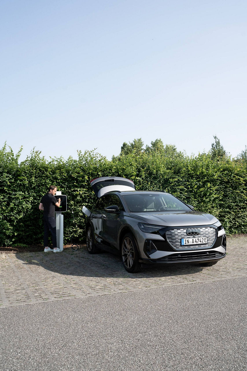 Dr. Mateo Kries lädt den Audi Q4-etron.