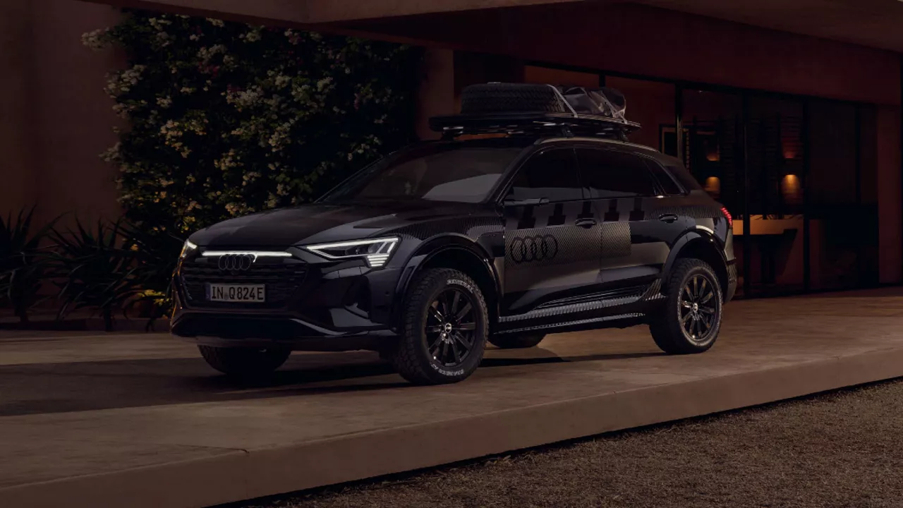 Audi Q8 e-tron edycja Dakar przed budynkiem.