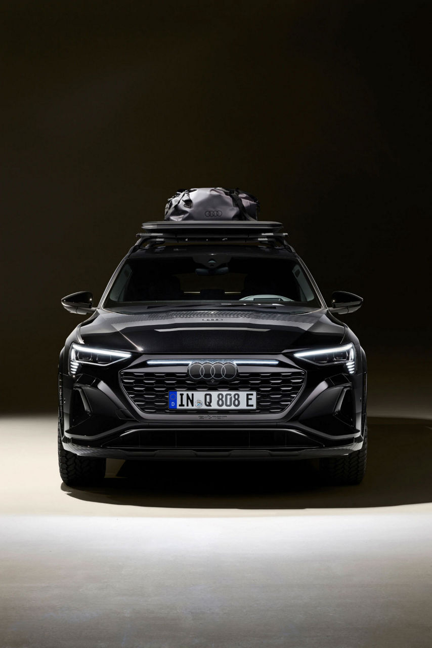 Widok z przodu Audi Q8 e-tron edycja Dakar.