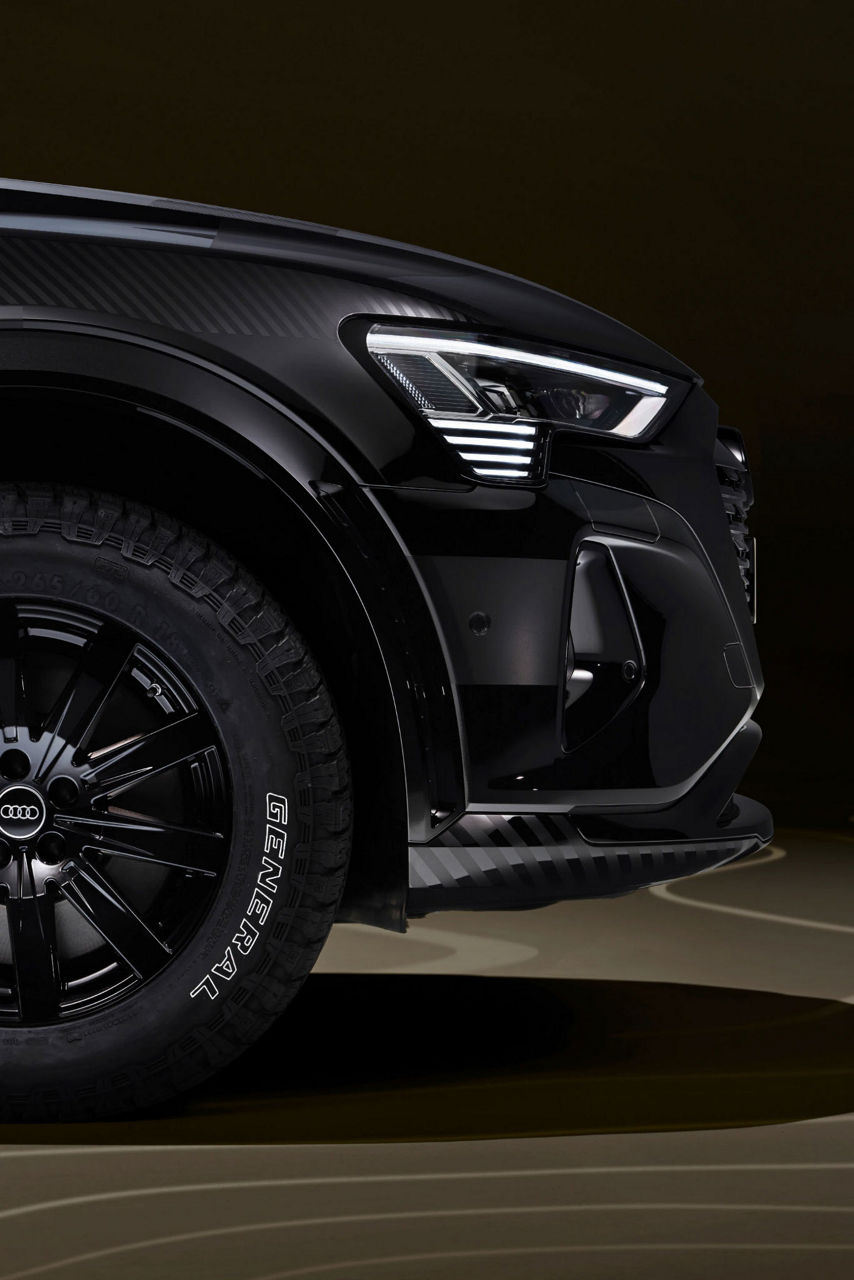Zbliżenie na przednią oś i boczny przód Audi Q8 e-tron Edition Dakar