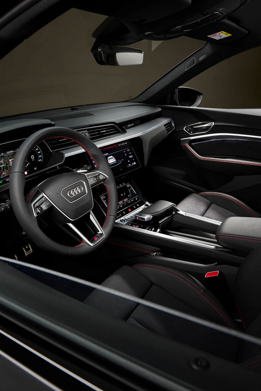 Widok wnętrza Audi Q8 e-tron edycja Dakar.