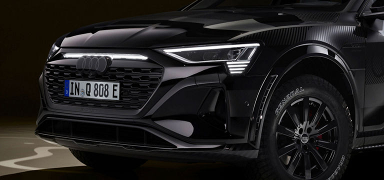 Lateral front view of the Audi Q8 e-tron edition Dakar.