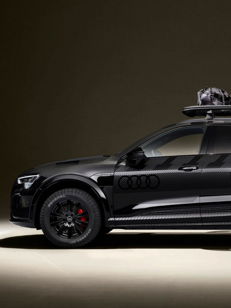 Widok z boku Audi Q8 e-tron edycja Dakar.