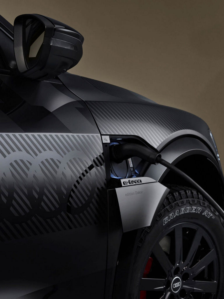 Gniazdo ładowania w Audi Q8 e-tron edycja Dakar.