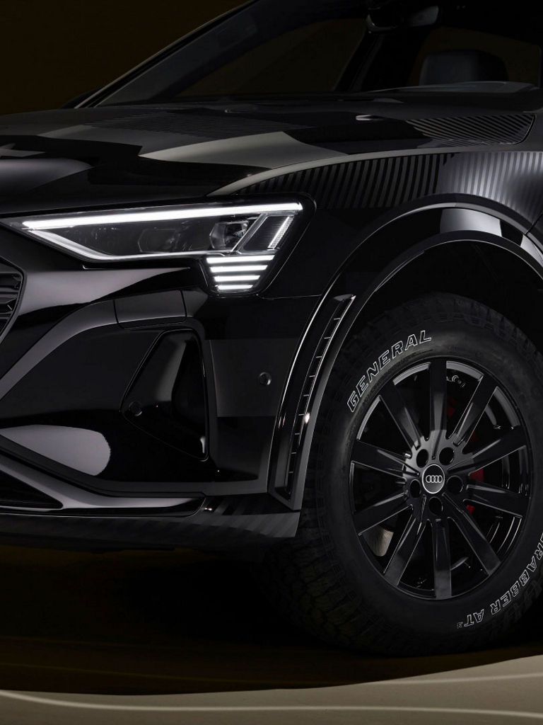Widok z boku z przodu Audi Q8 e-tron edycja Dakar.