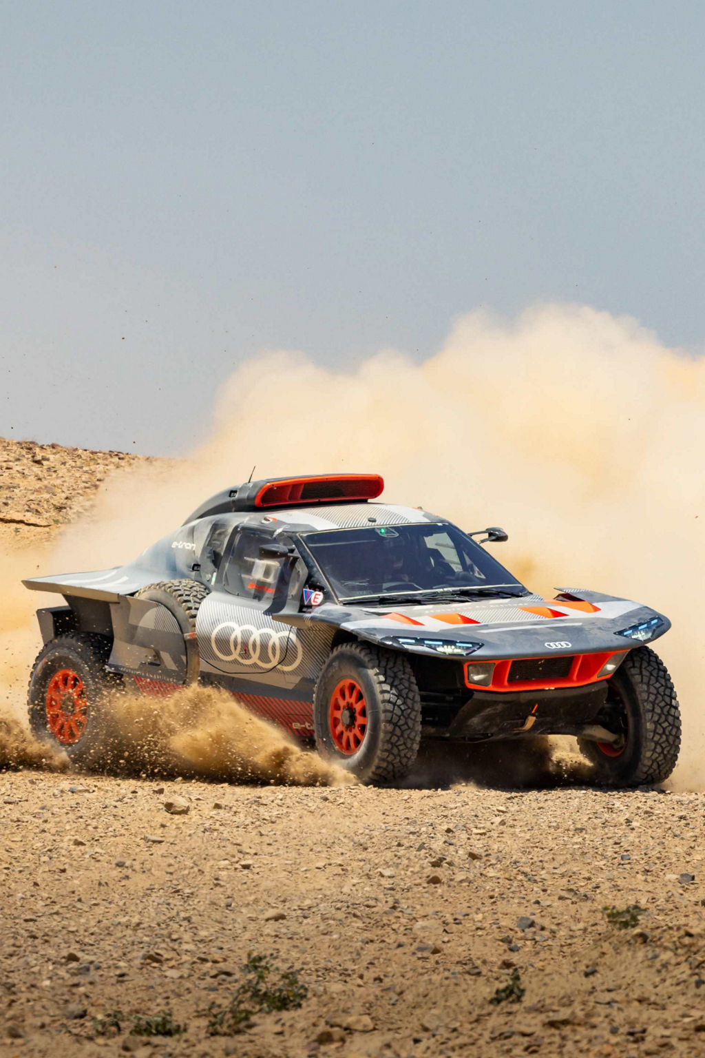  El Audi RS Q e-tron compitiendo en el desierto.
