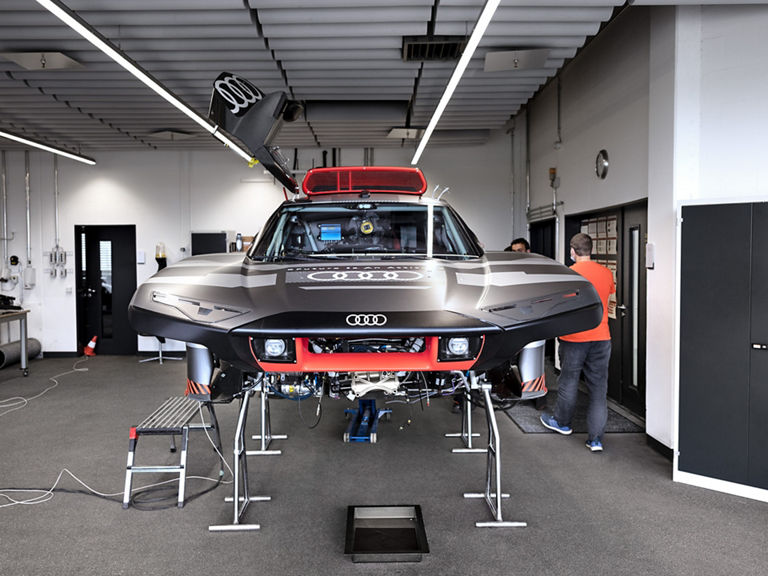 The Audi RS Q e-tron{ft_rs-q-e-tron} in parts in the “start-up room”; the front section can be seen. 