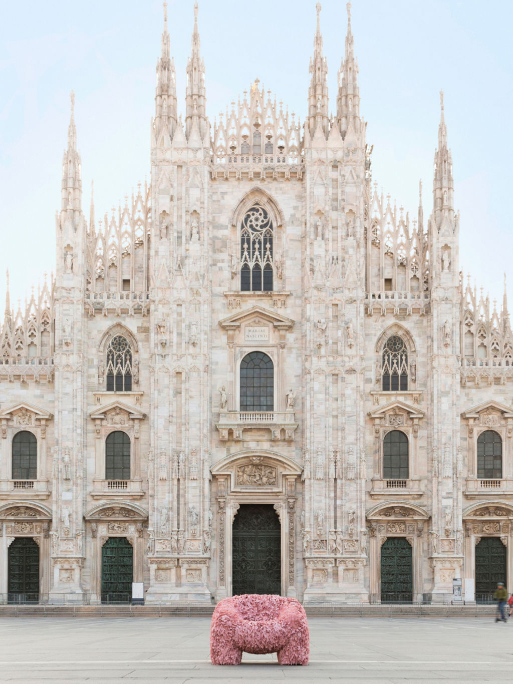 The “Hortensia Chair” stands on the forecourt of Milan Cathedral.