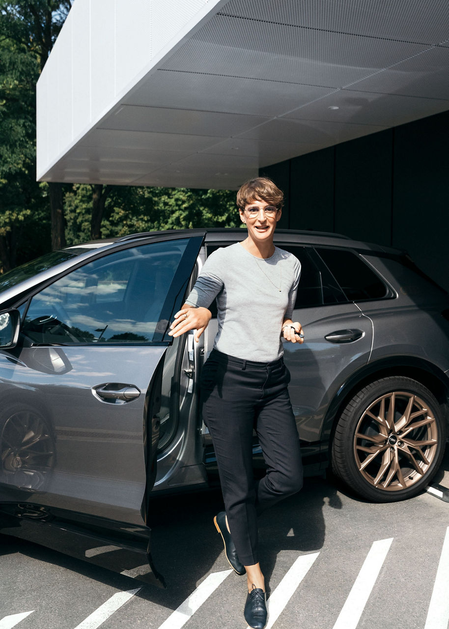 Dr. Johanna Klewitz, Leiterin „Nachhaltigkeit Lieferkette“ bei Audi, steigt aus dem Audi Q4 e-tron.