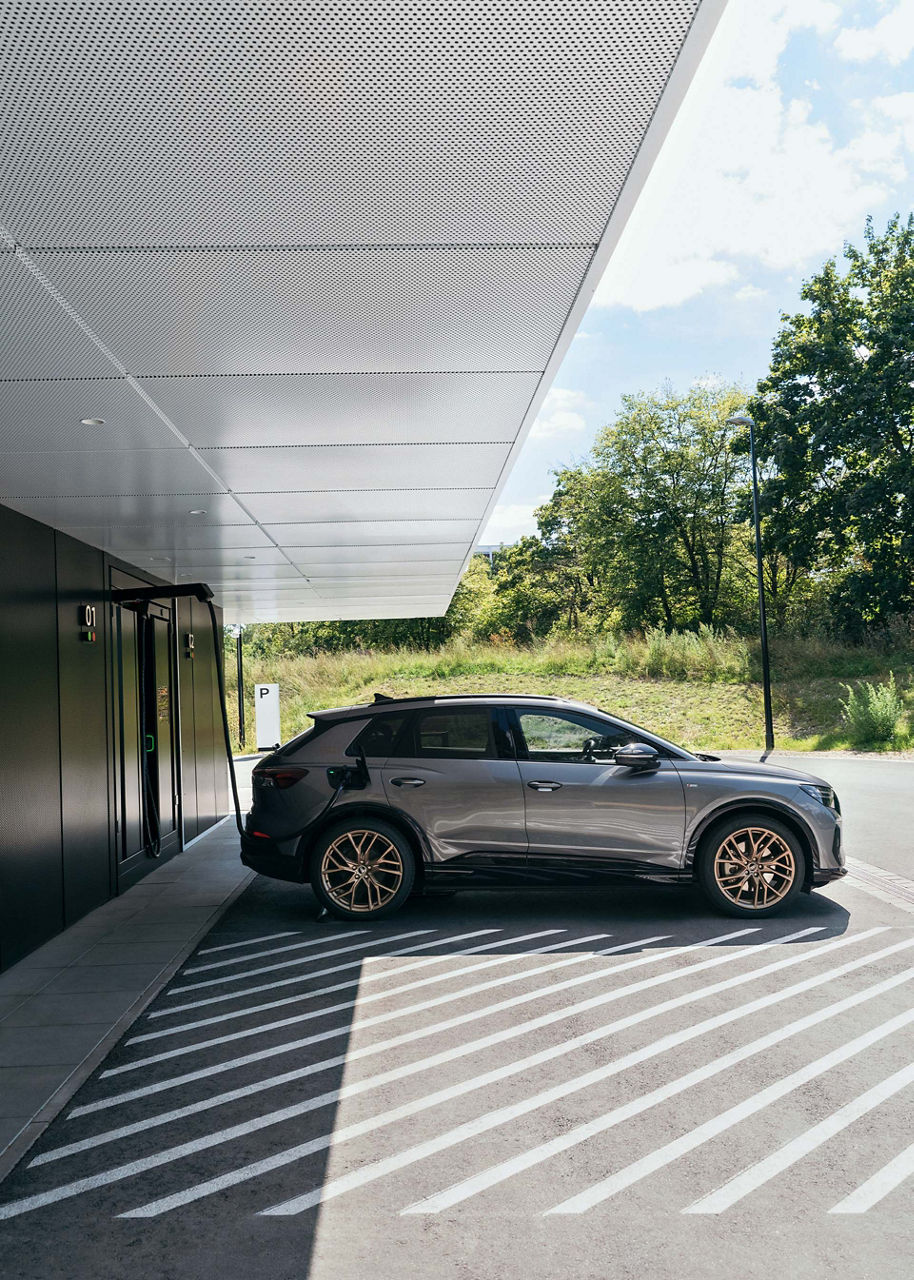 L'Audi Q4 e-tron è parcheggiata presso una delle colonnine di ricarica del centro di ricarica Audi.