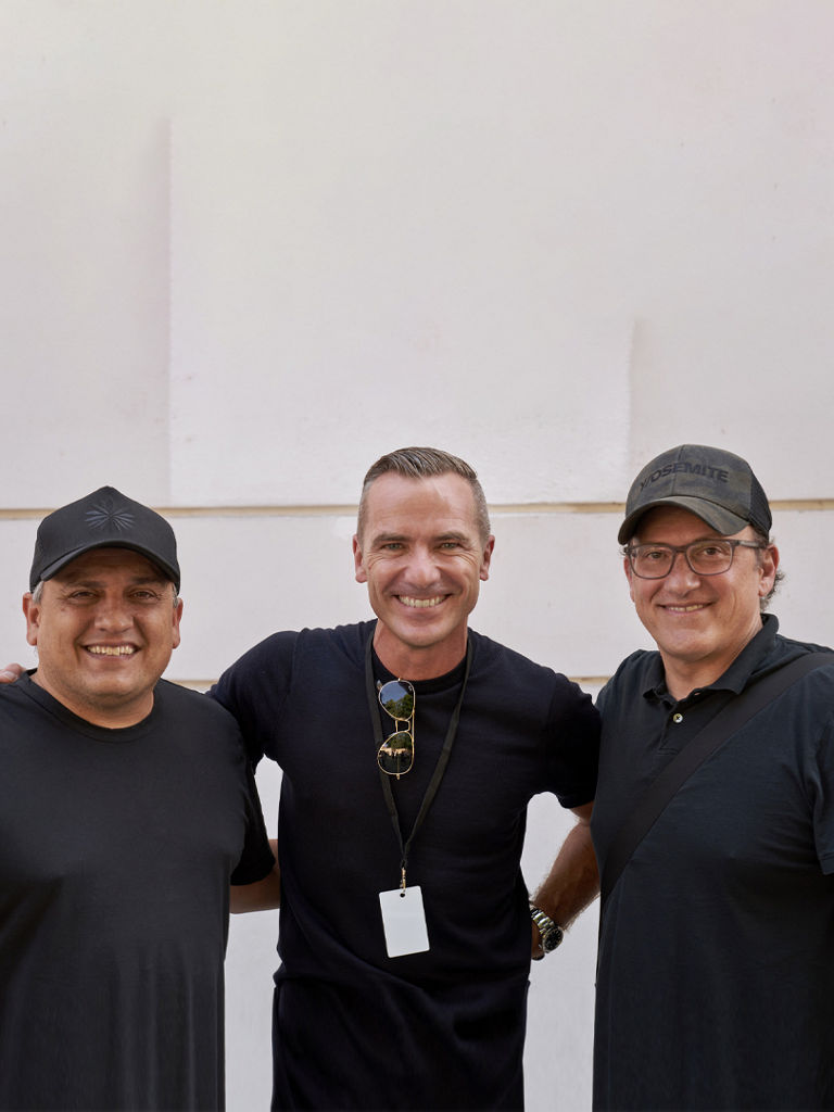Joe, Anthony Russo i Henrik Wenders uśmiechają się do kamery.