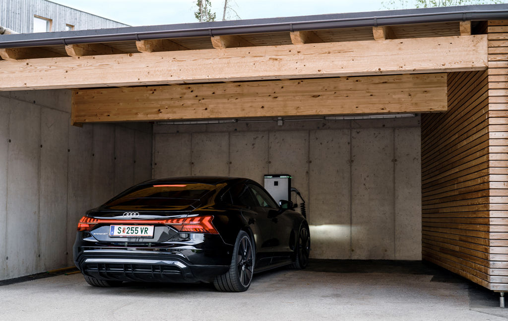 En la estación de carga del hotel hay un Audi e-tron GT quattro negro.
