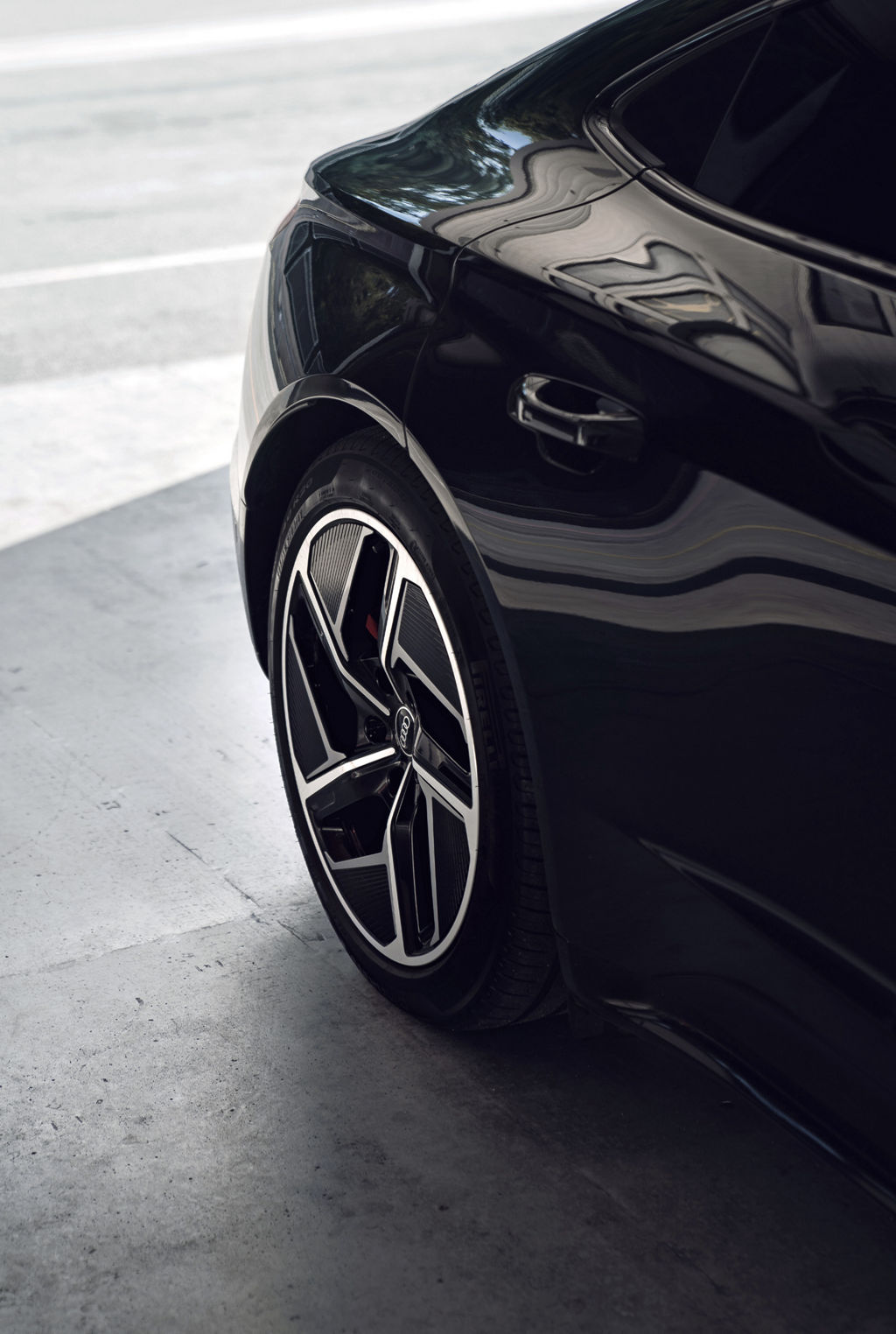 Una vista trasera del Audi e-tron GT quattro negro de Anna Veith.