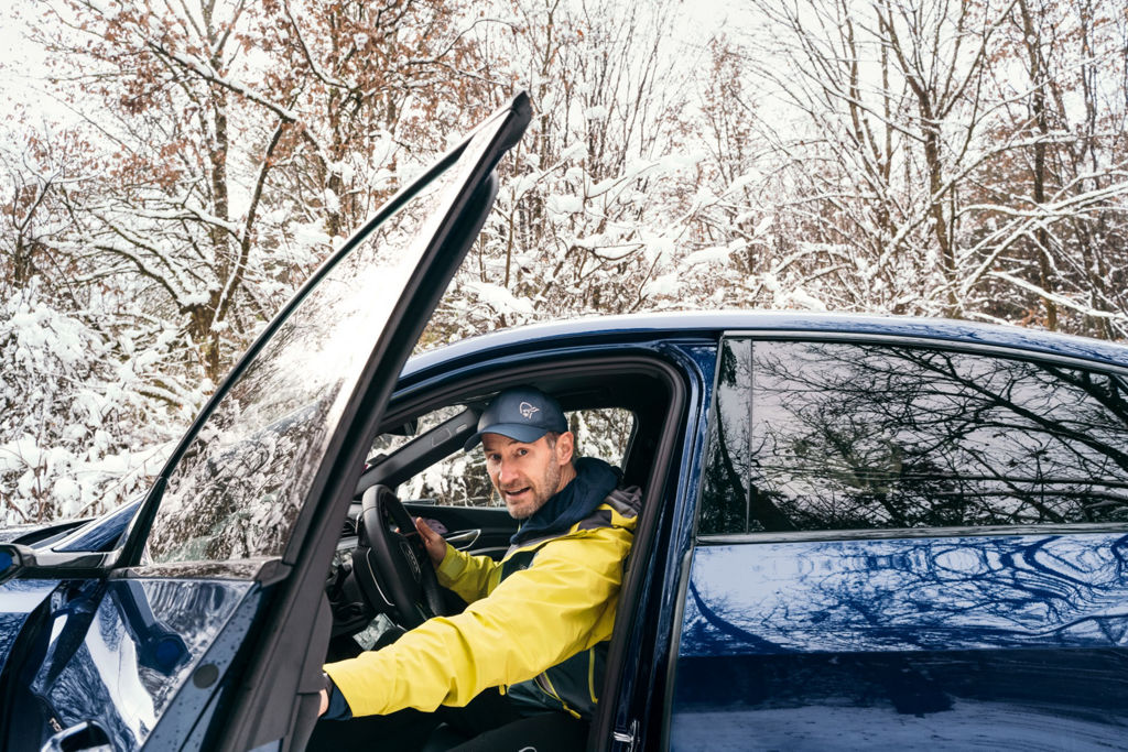 Portrait de Sebastian Copeland dans son Audi e-tron.