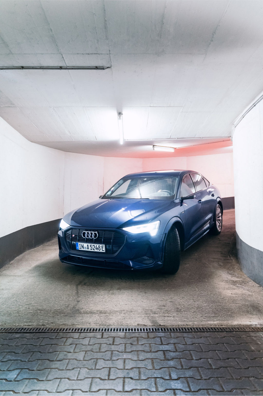 Vue avant de l'Audi e-tron de S. Copeland tandis qu'elle pénètre dans le garage.