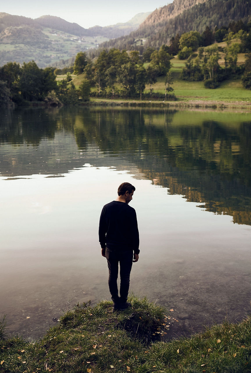 Andreas Caminada at a mountain lake.