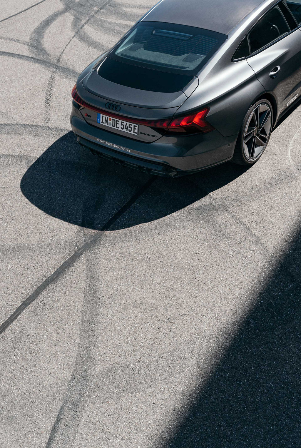 Erhöhte Heckansicht auf den RS e-tron GT. 
