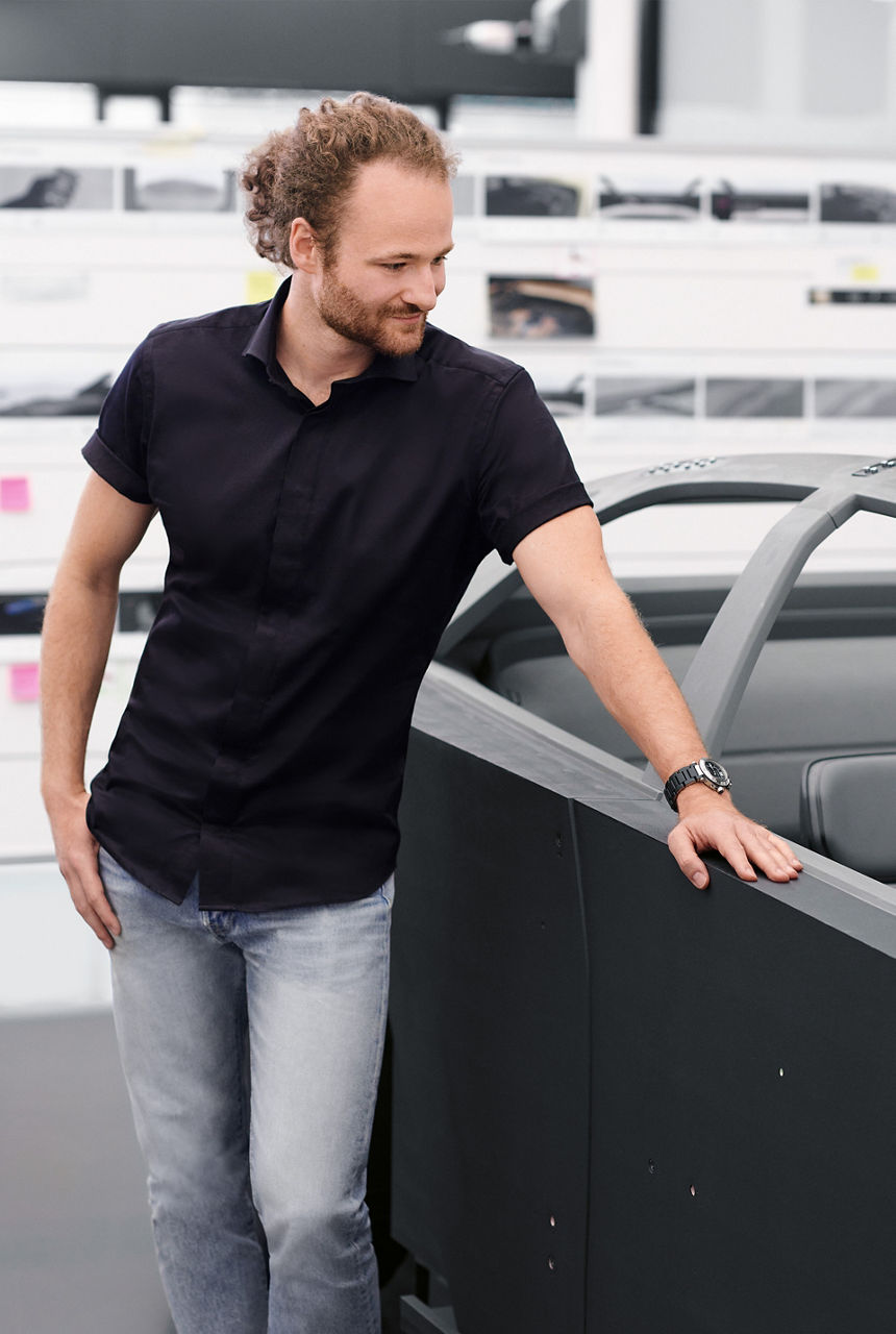 Designer Bartos Scharmach ved siden av interiørmodellen av konseptbilen Audi grandsphere.