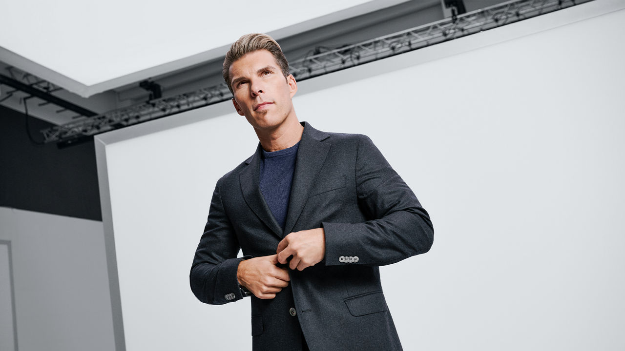 Florian Gschwandtner boutonne sa veste.