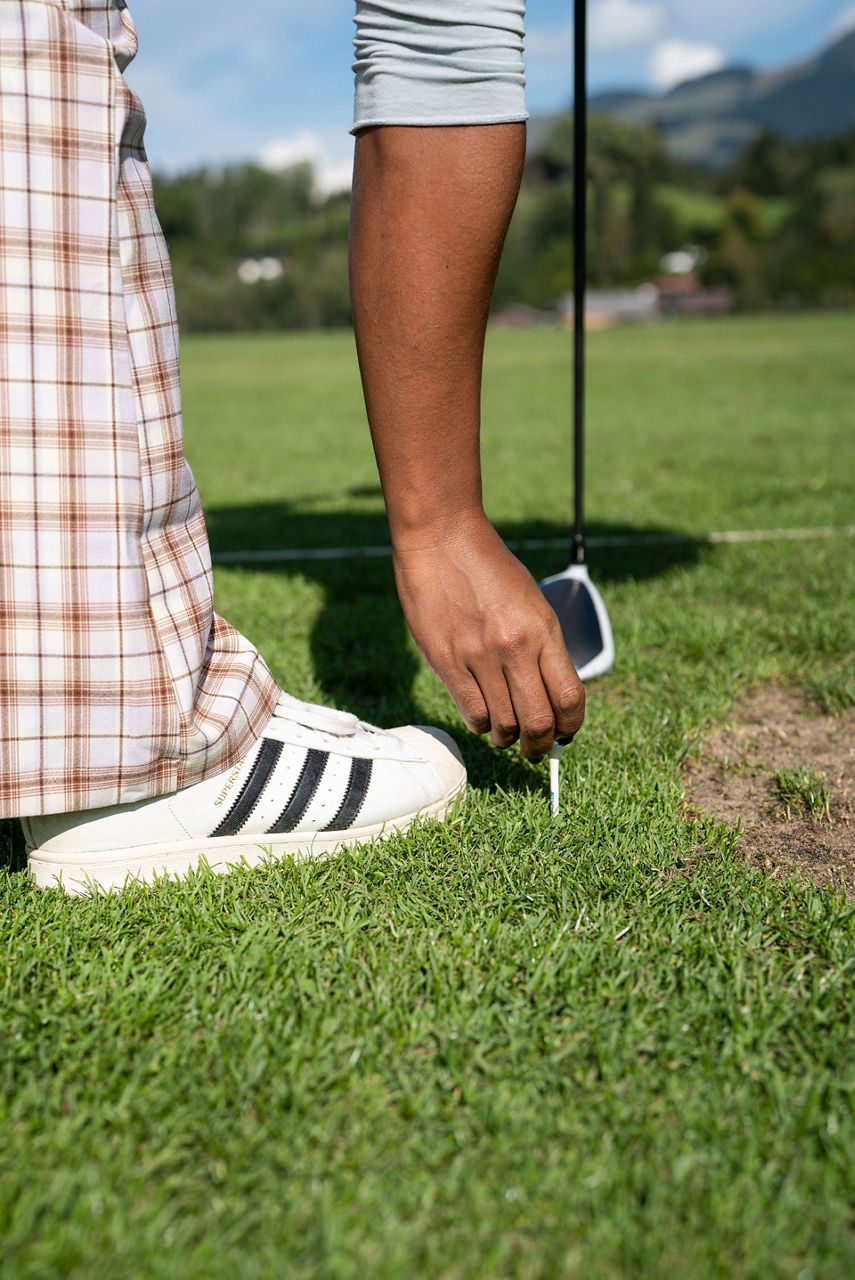 Close-up of Troy Mullins’ hand preparing for a tee off.