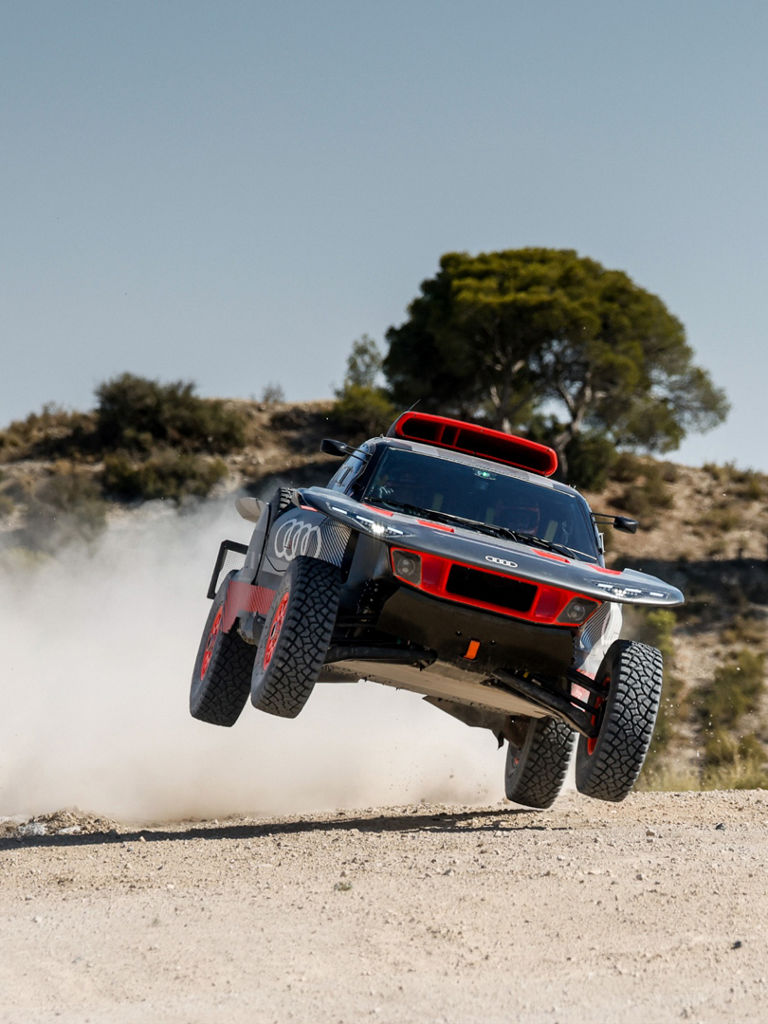 L’Audi RS Q e-tron nel salto su una pista sterrata.