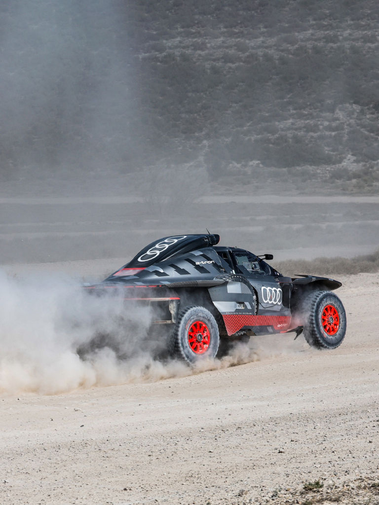 L’Audi RS Q e-tron percorre una strada sterrata.