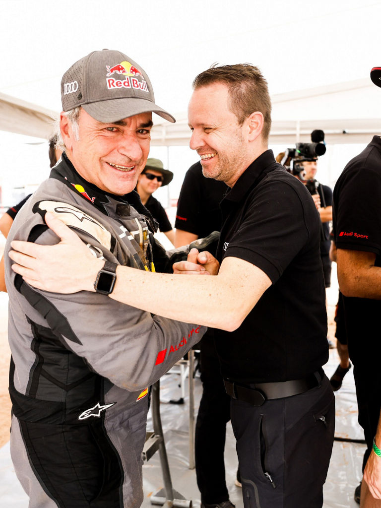 Carlos Sainz e Rolf Michl si stringono la mano.
