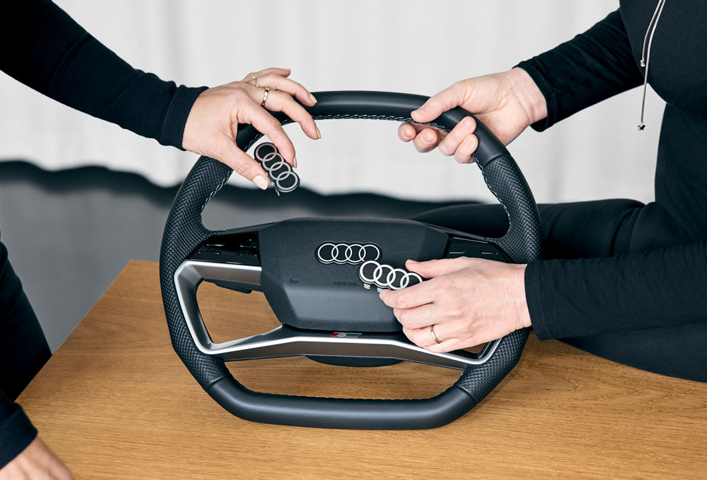 The new Audi rings using the example of the steering wheel of the Audi Q4 e-tron