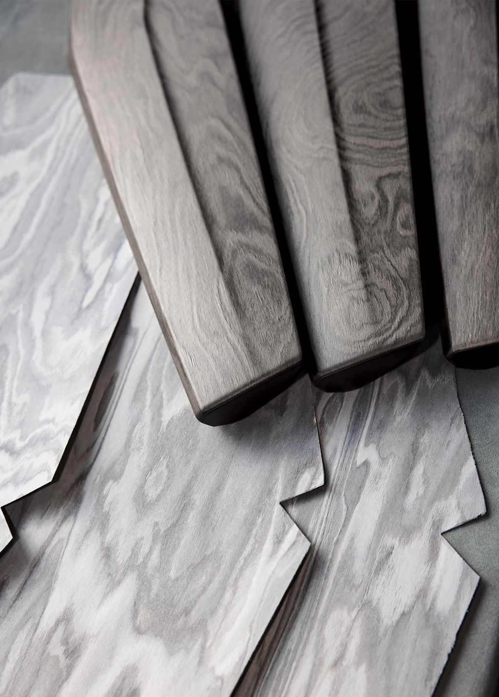 The wood grain of the premium surface ,Linde Sediment Gray Brown Naturelle' is clearly visible. 