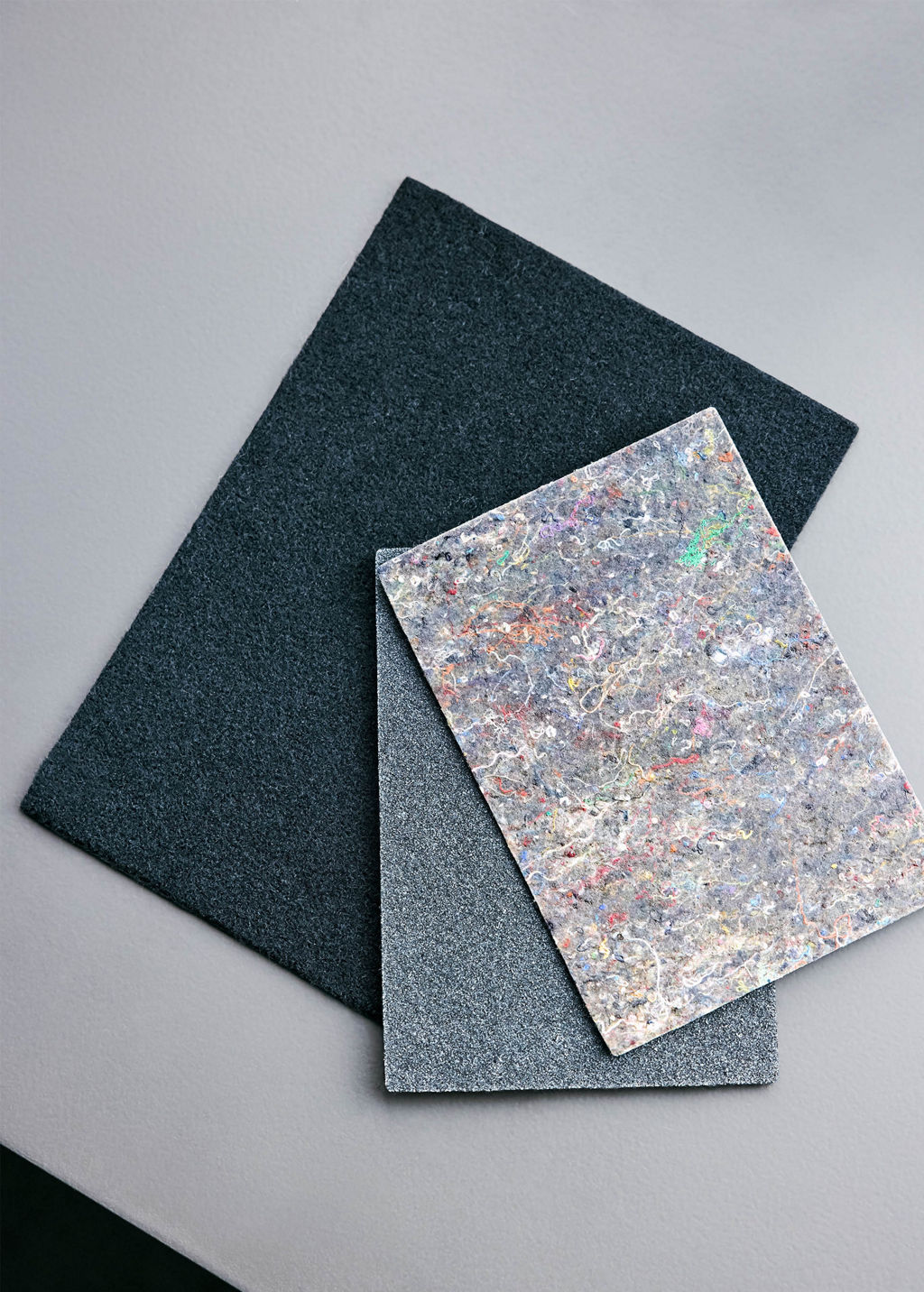 The recycled fibers are pressed into small sheets when further processed.