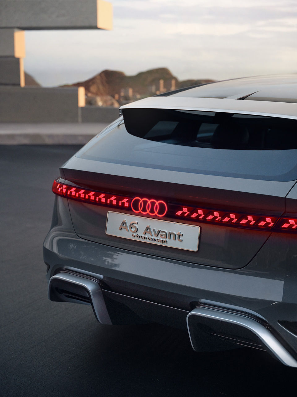 Vista posteriore della Audi A6 Avant e-tron concept con striscia luminosa continua.