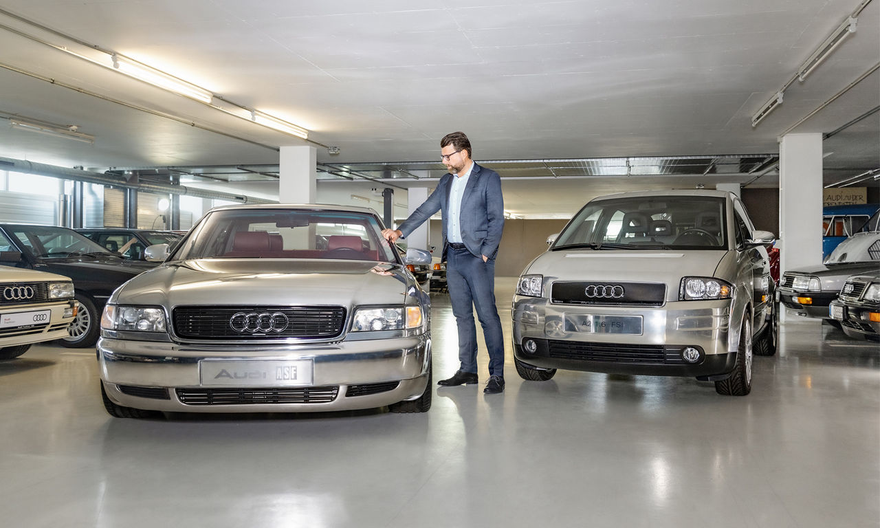 Oliver Hoffmann bij twee Audi-conceptcars uit het verleden.