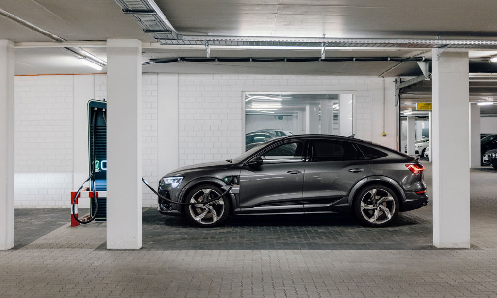 De Audi e-tron S Sportback bij een snellader in de parkeergarage.