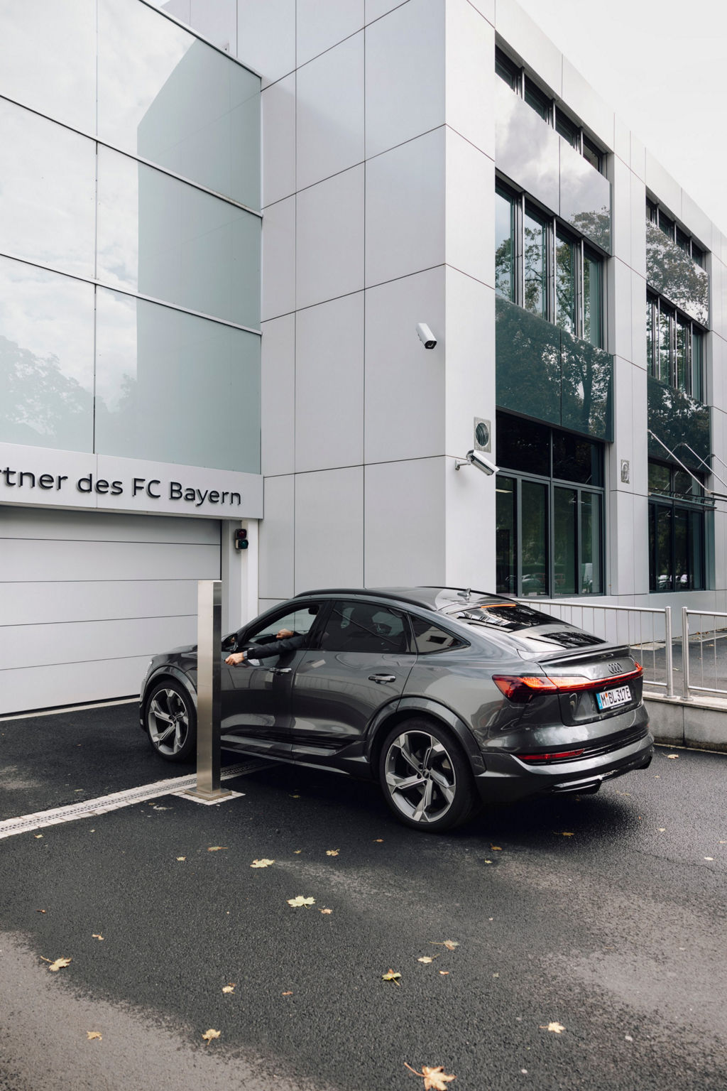 Andreas Jung rijdt met zijn Audi e-tron S Sportback de parkeergarage in.