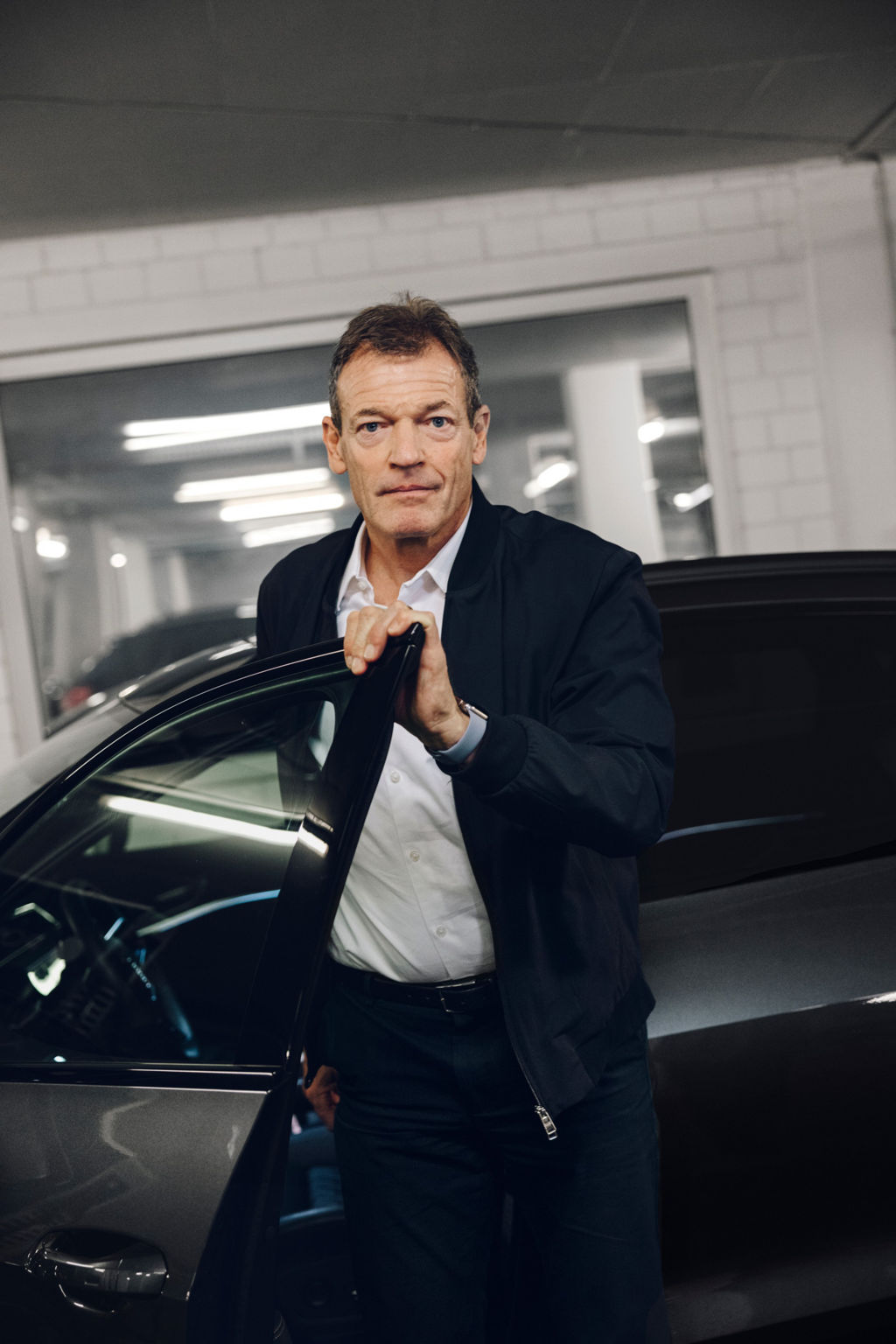 Andreas Jung stapt in de parkeergarage uit zijn Audi e-tron S Sportback.