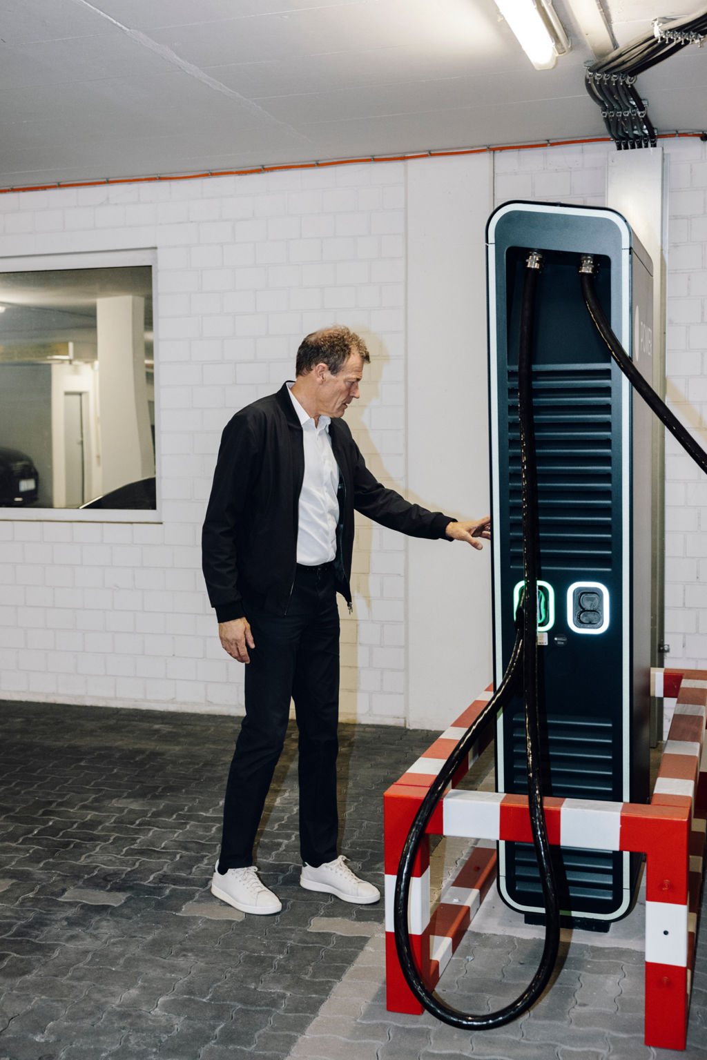 Andreas Jung bij een snellader in de parkeergarage.