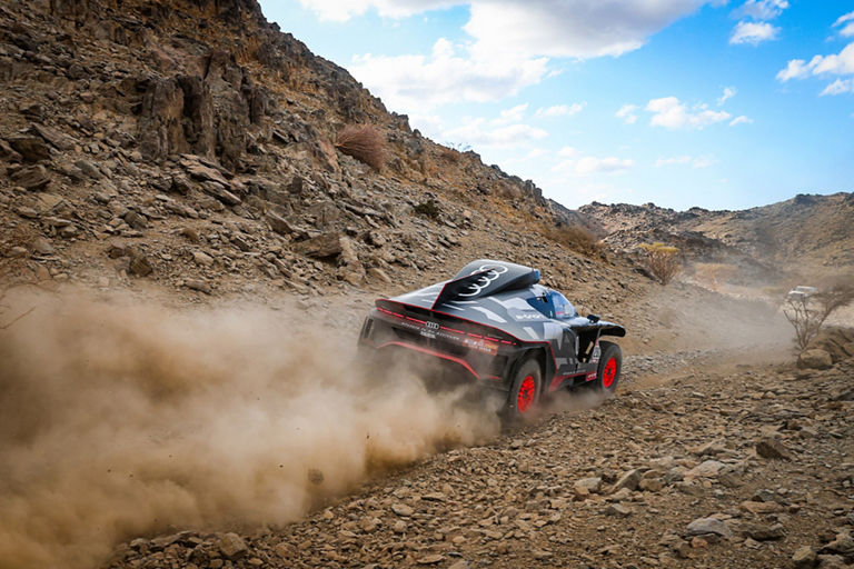 Vue arrière de l'Audi RS Q e-tron sur un tronçon de route rocailleux
