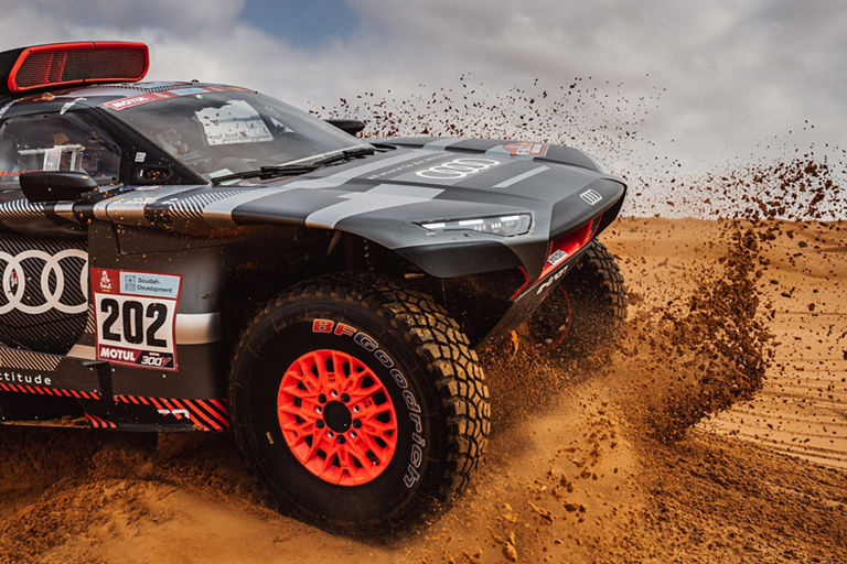 L'Audi RS Q e-tron fait tourbillonner du sable