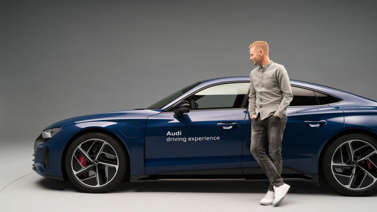 Christopher Broeker à côté de l'Audi RS e-tron GT