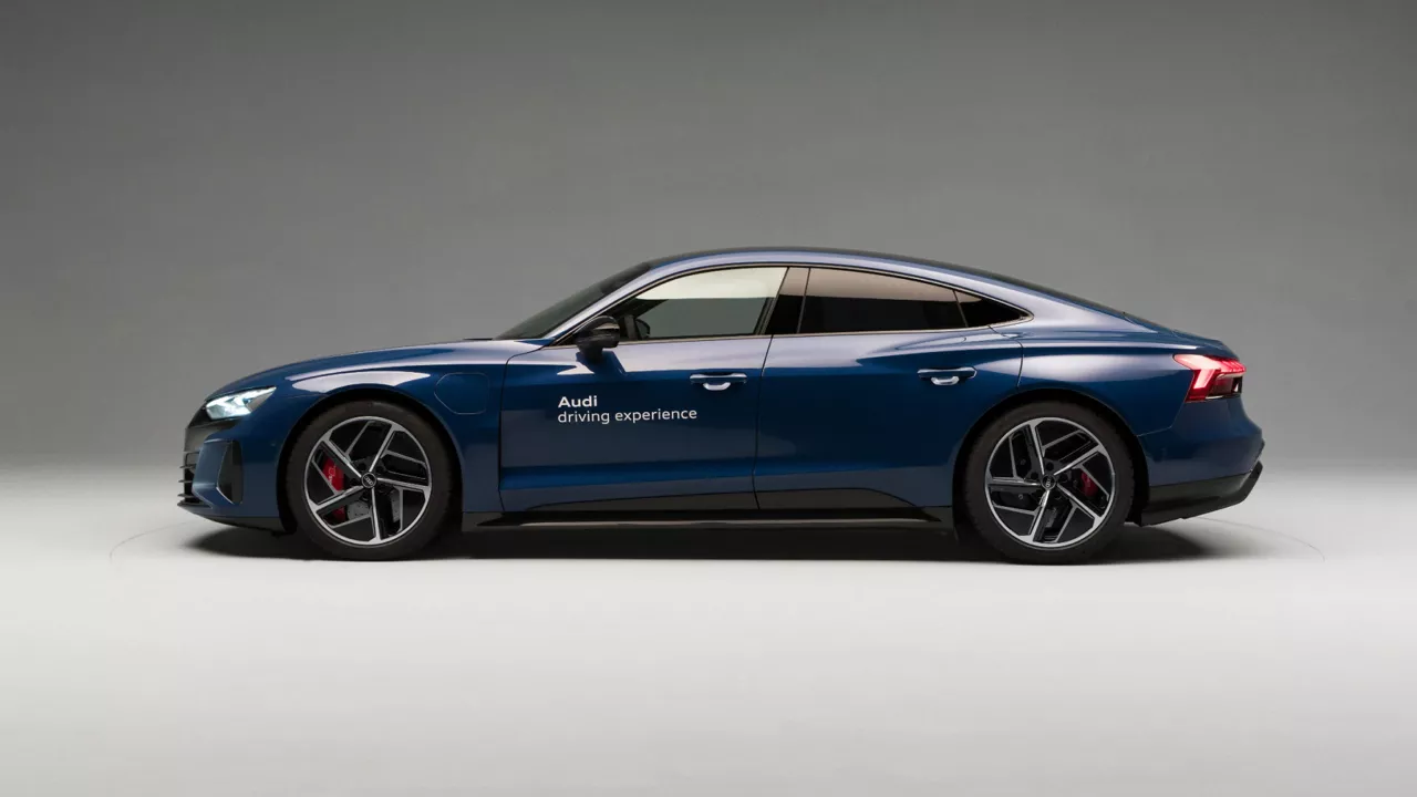Vue latérale de l'Audi RS e-tron GT