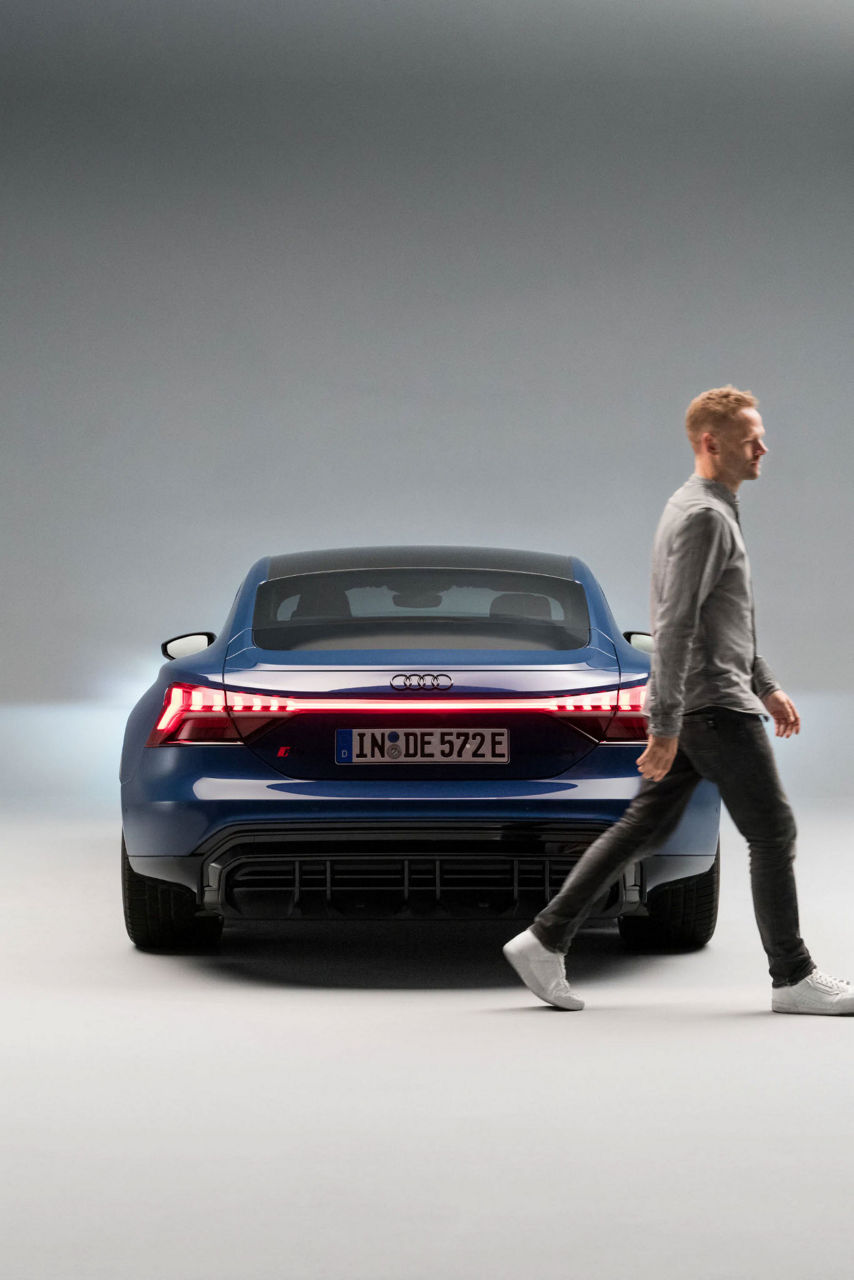 Christopher Broeker marche devant l'Audi RS e-tron GT