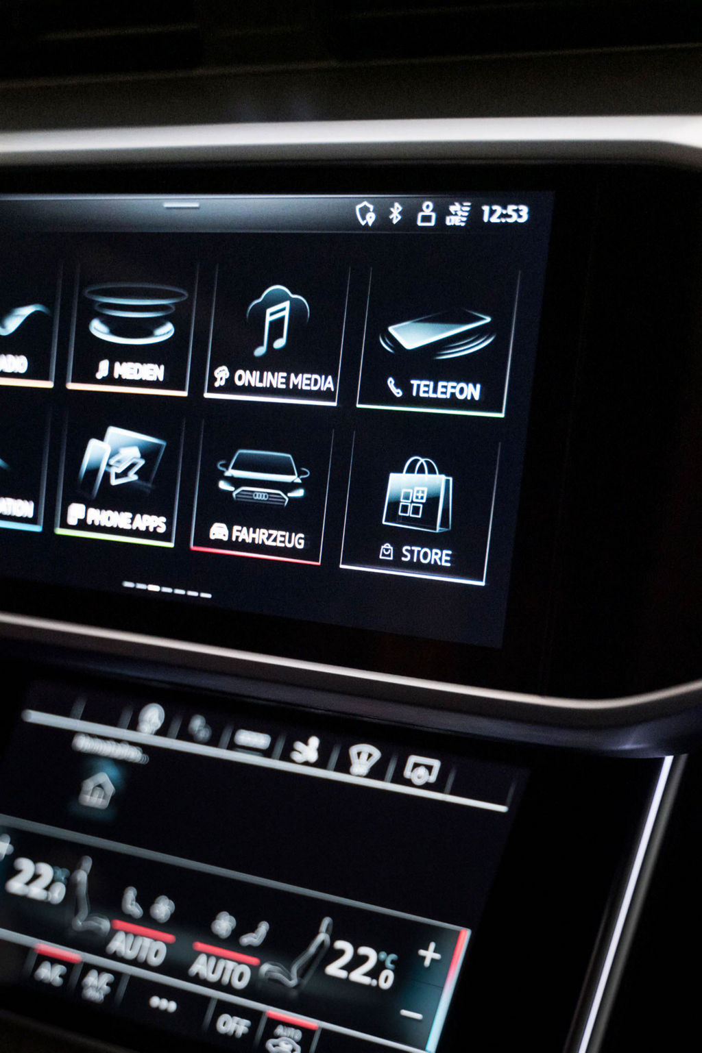Närbild på en display som visar Audi Application Store.