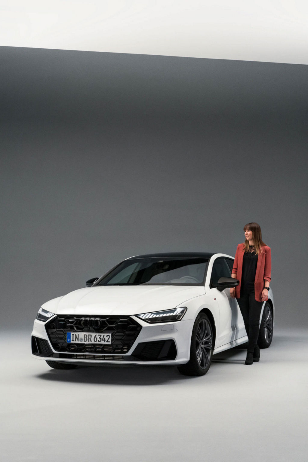Stephanie Eckardt vid en Audi A7