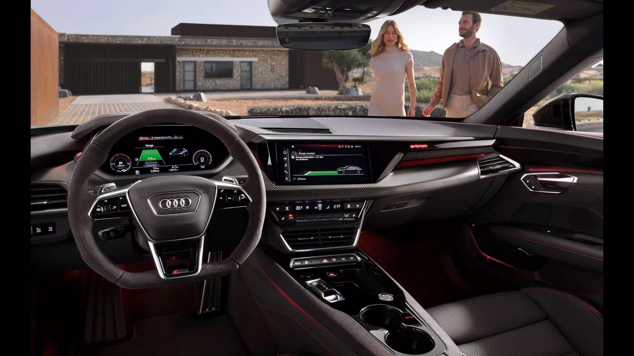 Screens eines Audi zeigen digital services.