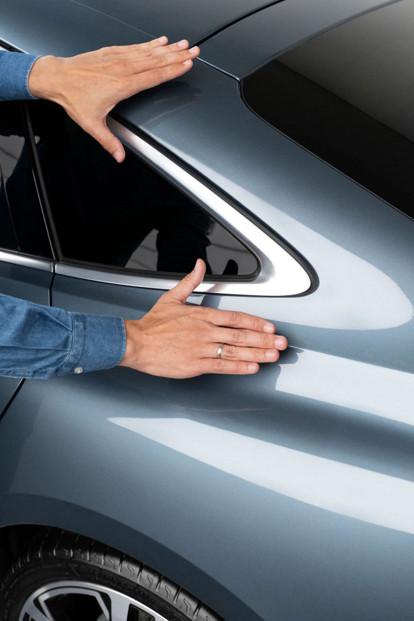 Detail of the Audi A5 roof arch.