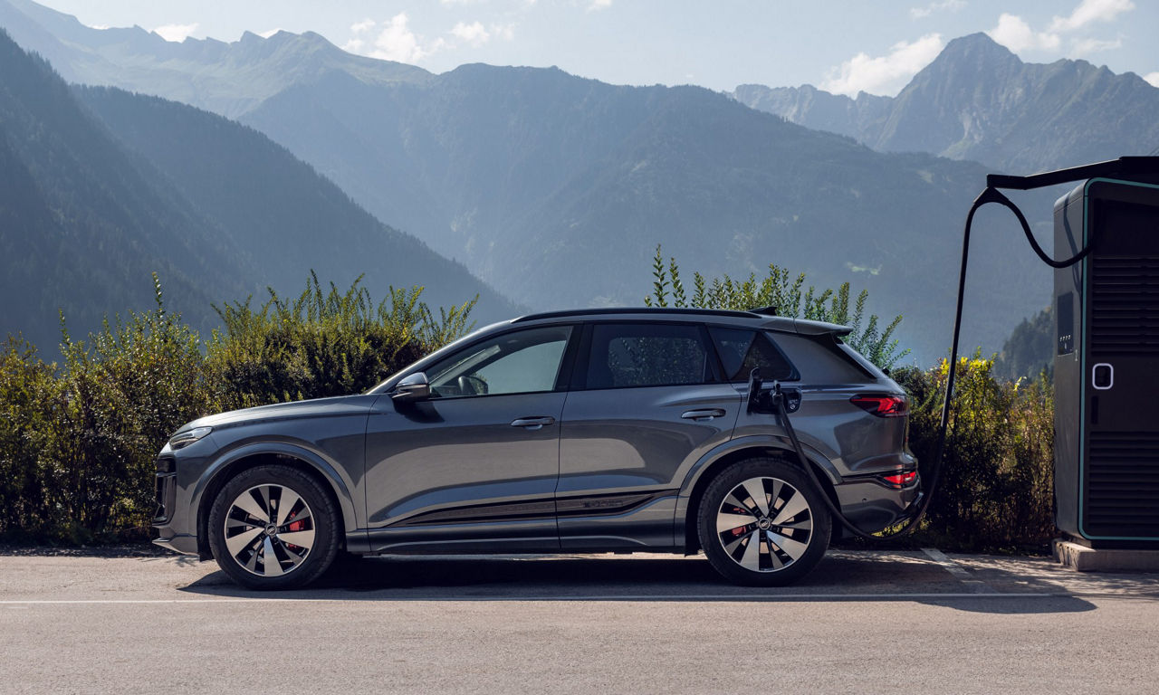 Audi Q6 e-tron på en HPC-ladestasjon.