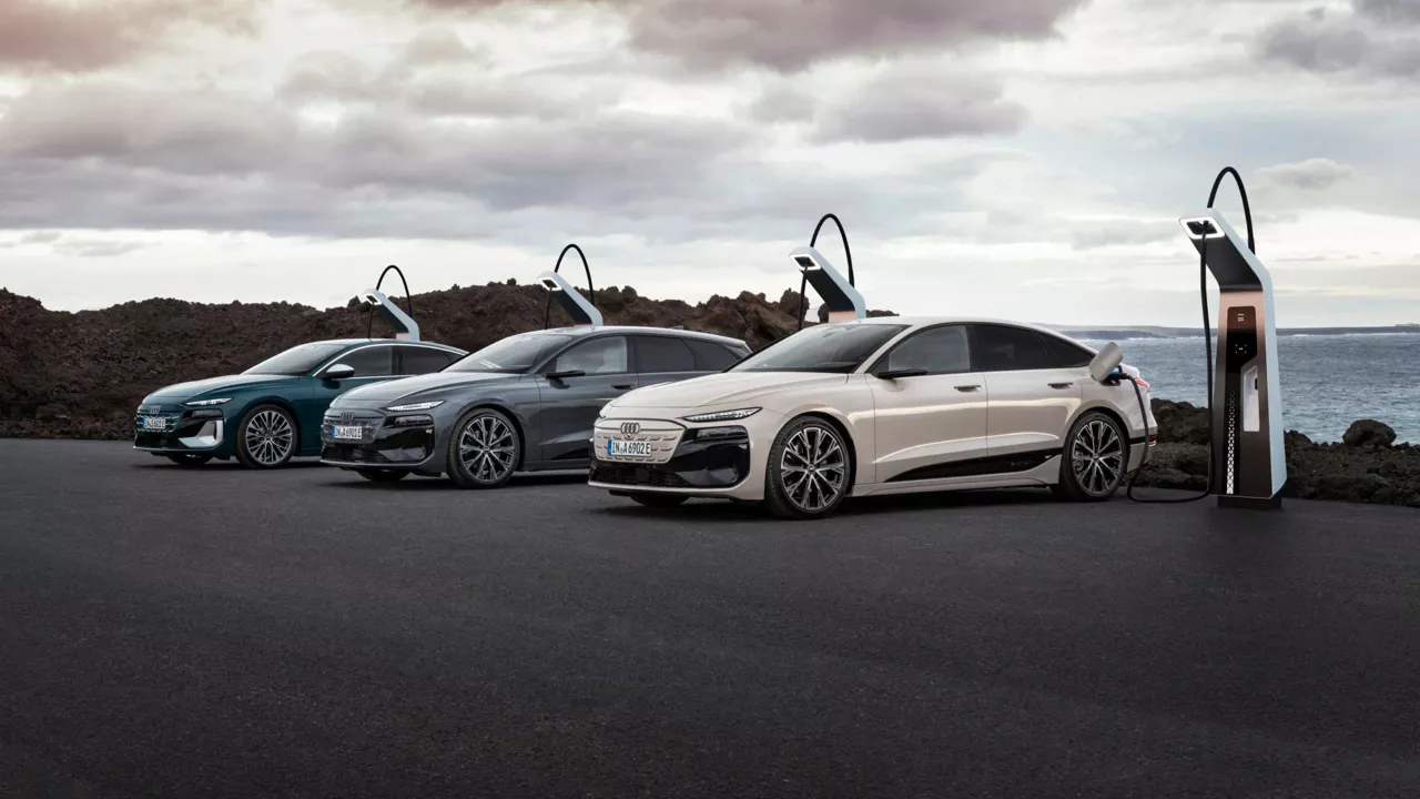 Variants of the Audi A6 e-tron are charging at charging stations. 
