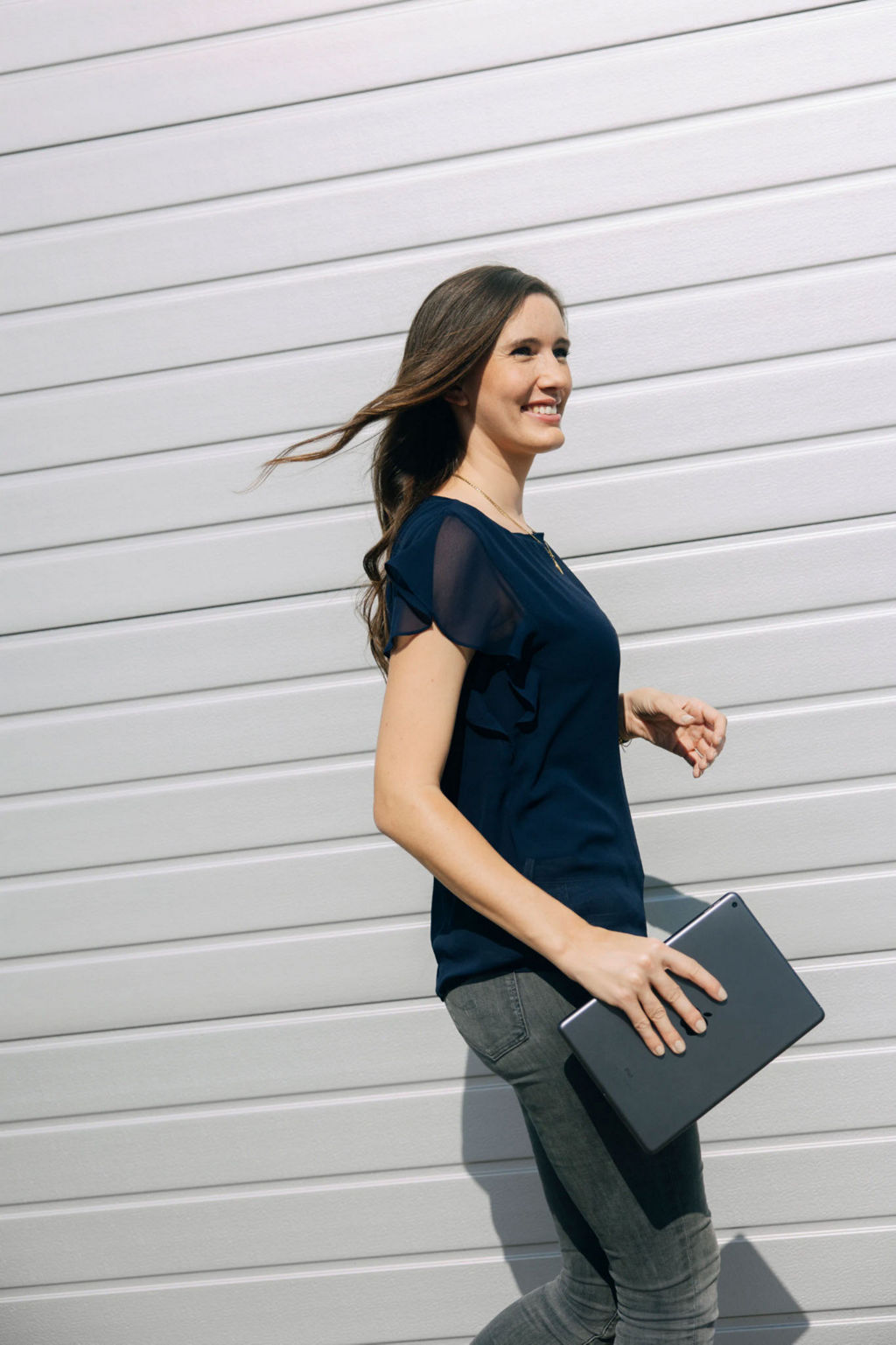 Foto von Miriam Wenzl mit einem iPad in der Hand.
