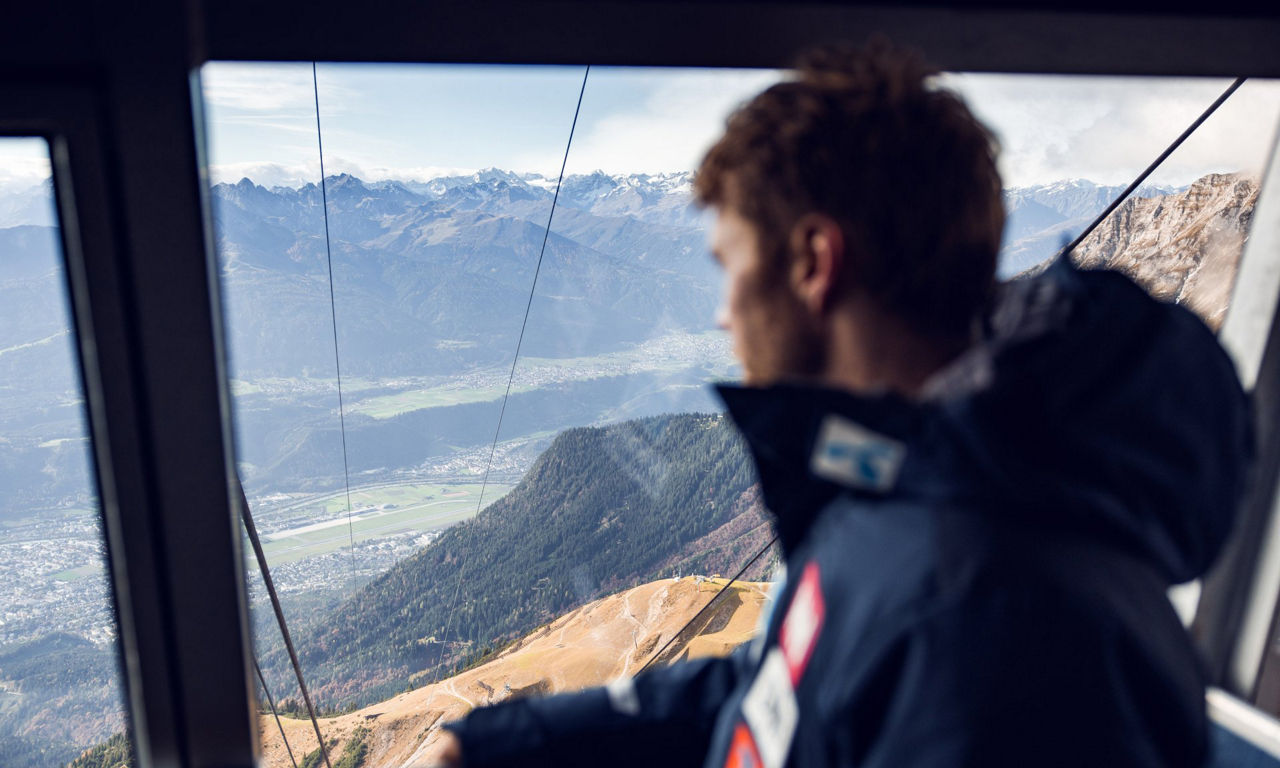 Kilde kijkt vanuit de gondel naar beneden richting Innsbruck.